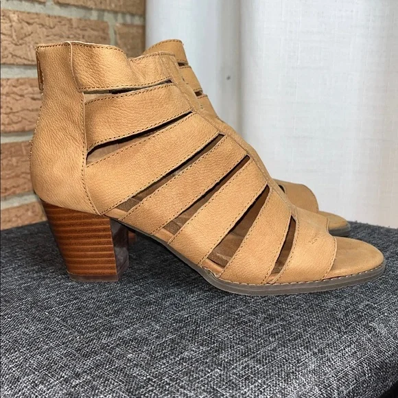 Vionic Harlow open-toe ankle bootie sandals in caramel. 8.5 - Picture 2 of 9